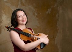 Isis-Allegra Brenner Portrait von Isis-Allegra Brenner, die eine Violine im Arm hält