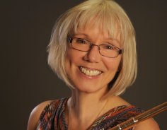 Veronika Escher Lehrerin Veronika Escher mit Querflöte