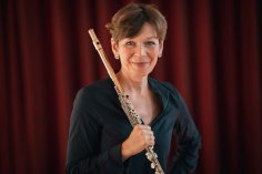 Karen Fälker-Herkenhöhner Portrait von Karen Fälker-Herkenhöhner mit einer Querflöte in der Hand