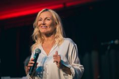 Gaby Goldberg Gaby Goldberg auf der Bühne lächelnd