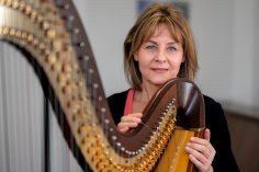 Portrait Agnieszka Gralak mit Harfe
