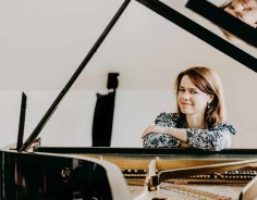 Agata Lukasiewicz Portrait von Agata Lukasiewicz sitzend am Klavier