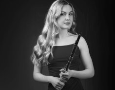 Klara Herkenhöhner Klara Herkenhöhner Portrait mit Querflöte in schwarzweiß