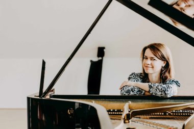 Portrait von Agata Lukasiewicz sitzend am Klavier