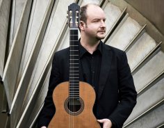 Ivan Petricevic Lehrer Ivan Petricevic mit Gitarre