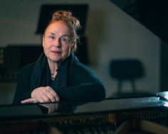 Anke Schelhorn Portrait von Anke Schelhorn am Klavier