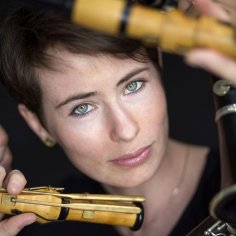 Lisa Shklyaver Portrait von Lisa Shkylaver mit Blockflöten