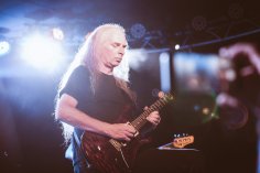 Holger Sträßer Portrait Holger Sträßer beim Gitarre spielen im Konzert