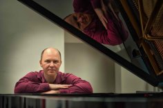 Kordian Wiecek Lehrer Kordian Wiecek am Klavier